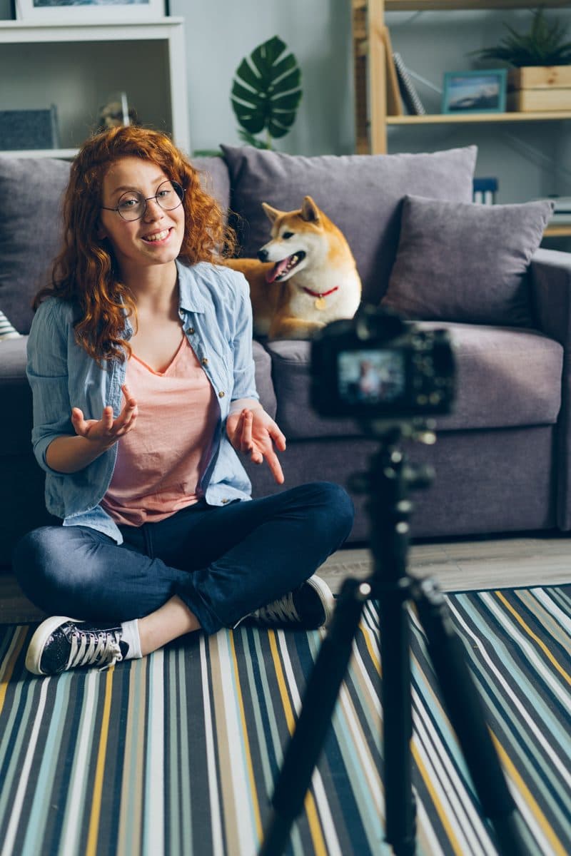 Evinde köpeğiyle vlog çeken içerik üreticisi